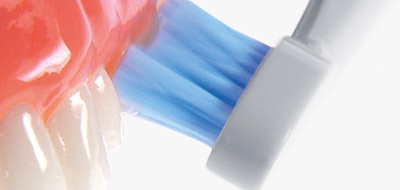 Hydrosonická zubná kefka CURAPROX - Ergonomická rukoväť pre správny uhol (45 stupňov) čistenia
