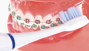 Hydrosonická zubná kefka CURAPROX - Pre implantáty a strojčeky